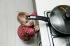 Kako naučiti dijete kuhati