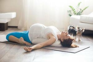 Kako ublažiti napetost iz donjeg dijela leđa tijekom trudnoće: 5 vježbi