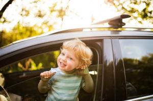 Zašto ne mogu ostaviti djecu na miru u autu ljeti