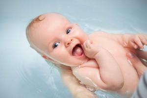 Kako kupati novorođenče: svaka majka trebala znati