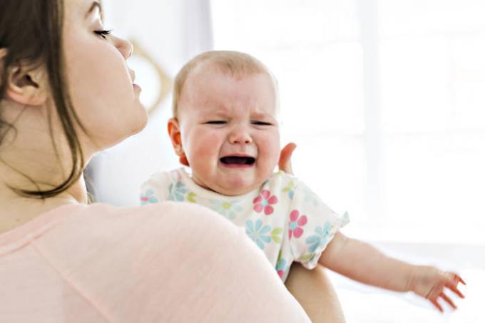 Zašto beba plače satima na kraju svake noći?