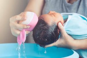 Kako kupati novorođenče: možete li znati kožnu mamu