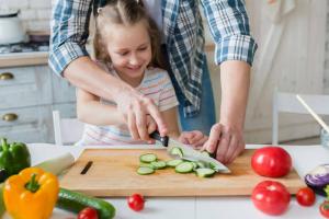 Little Helper: Kako naučiti dijete da sigurno koristite kuhinjski nož