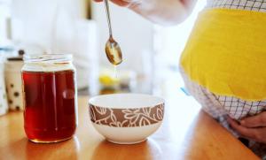 Mogu li jesti med u trudnoći: prednosti i mane