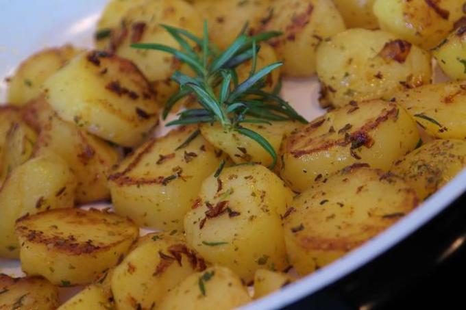 Kraljevski krumpir s češnjakom i začinskim biljem: recept koji će vas osvojiti